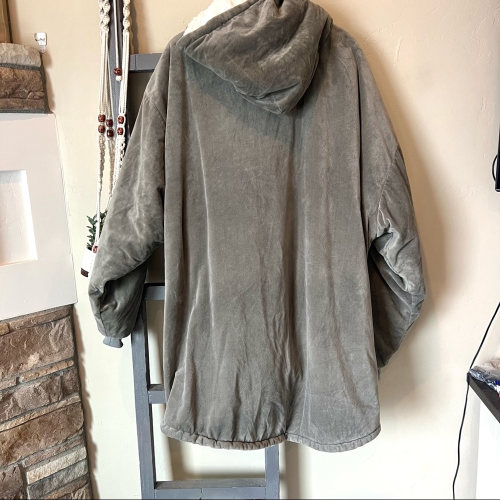 The Comfy sherpa lined hooded sweatshirt blanket - Picture 4 of 5
